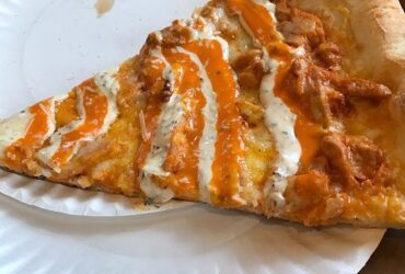 PIZZA FACTORY LOCATED AT LONG ISLAND CITY NY : BUFFALO CHICKEN PIZZA SLICE