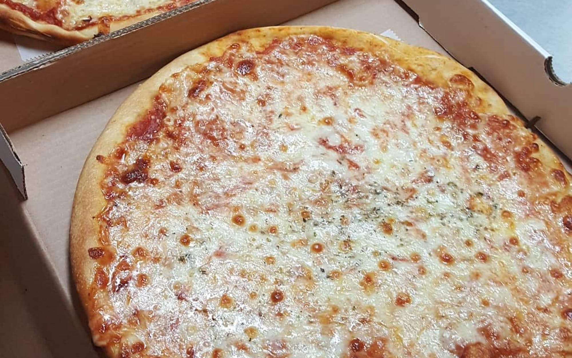 C.P. LA MANNOS HAVE A PIZZA : Chesse Pizza