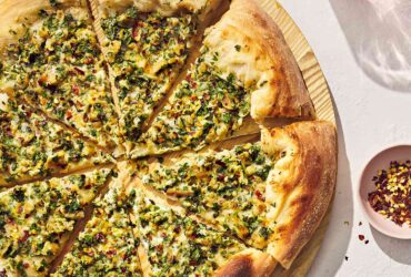 C.P. LA MANNOS HAVE A PIZZA : ISLANDER PIZZA WITH CLAMS AND GARLIC