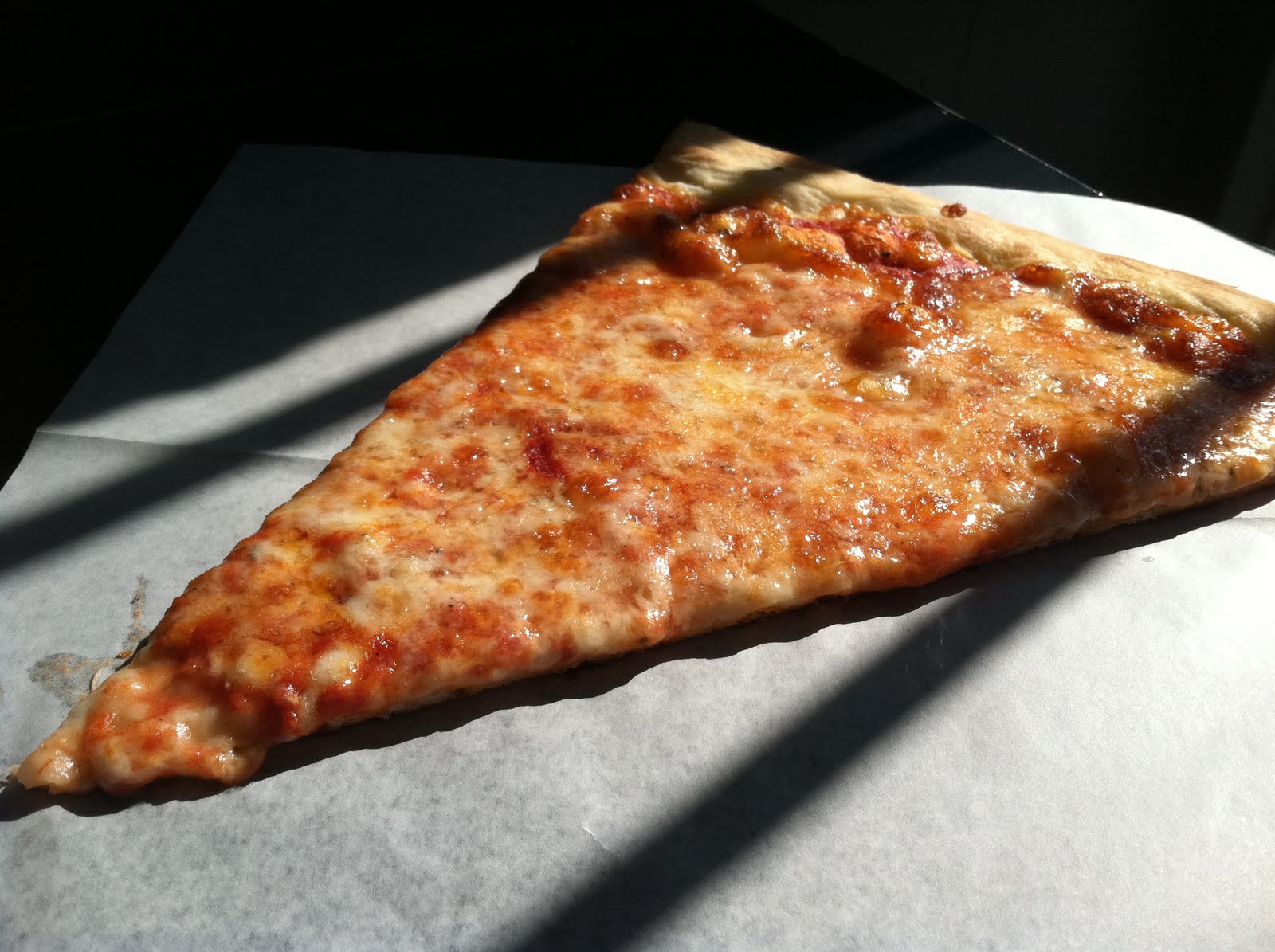 PIZZA FACTORY LOCATED AT LONG ISLAND CITY NY : PLAIN NEAPOLITAN CHEESE PIZZA SLICE