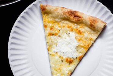 PIZZA FACTORY LOCATED AT LONG ISLAND CITY NY : WHITE PIZZA SLICE